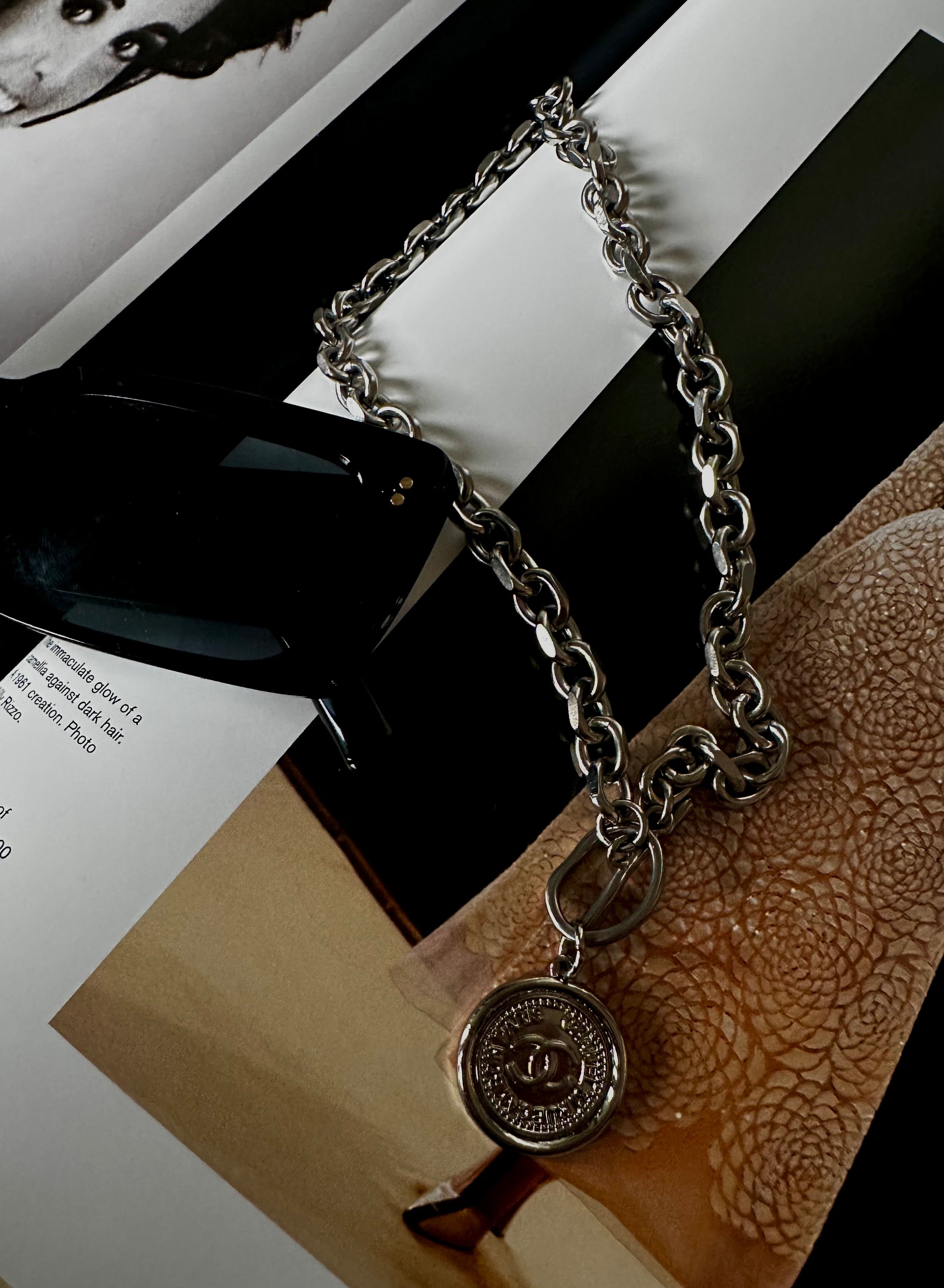 Model Off-Duty Sautoir