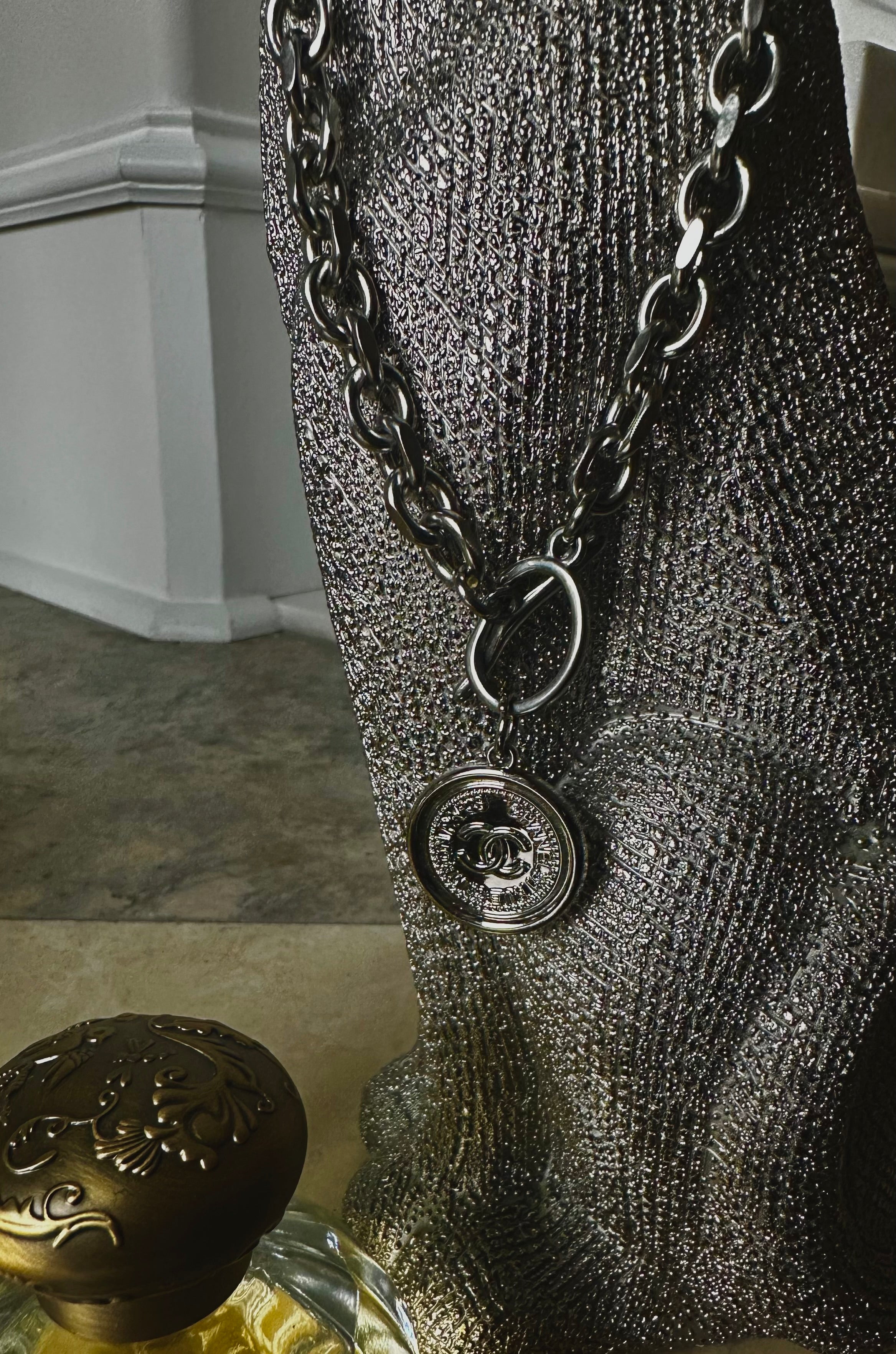 Model Off-Duty Sautoir